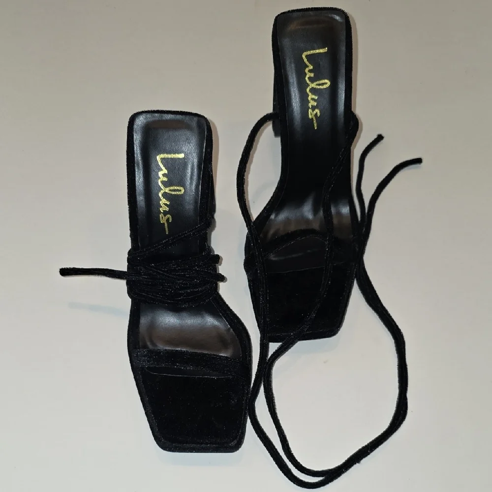 Lulus Guesty Black Velvet Lace Up Ankle Tie High Chunky Heel Size 7 Whimsigoth